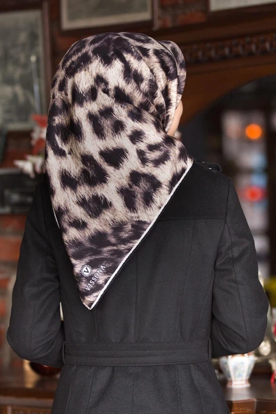 % 57 İPEK % 43 VİSKON Twill İpek Leopar Desenli Bej - Siyah  Renkli 90x90 Eşarp Dikim Şekli : El Dikişi ürün görseli 1