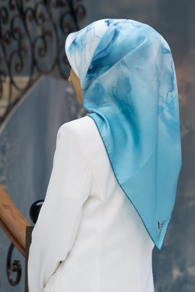 %100 Twill İpek Duman Desenli Bebe Mavisi - Gri Renkli Renkli 90x90 Eşarp Dikim Şekli : El Dikişi ürün görseli 1