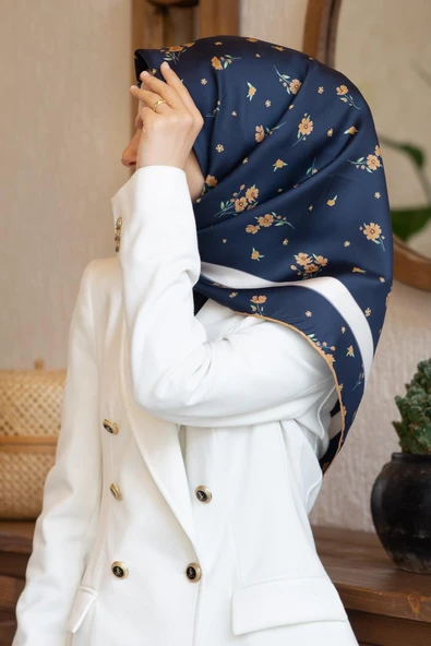 100% Twill İpek Bordürlü Çıtır Çiçek Desenli Lacivert - Gold Renkli 90x90 Dikim Şekli : El Dikişi Eşarp ürün görseli 1