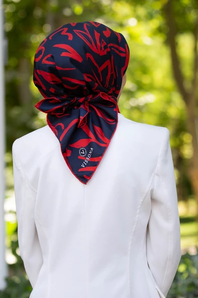 % 57 İPEK % 43 VİSKON Twill İpek Büyük Çiçek Desenli Lacivert - Kırmızı Renkli 90x90 Eşarp Dikim Şekli : El Dikişi ürün görseli 1