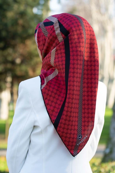 %57 İPEK %43 VİSKON Twill İpek Monogram Ve Şerit Desenli Bordo - Siyah Renkli 90x90 Eşarp Dikim Şekli : El Dikişi ürün görseli 1