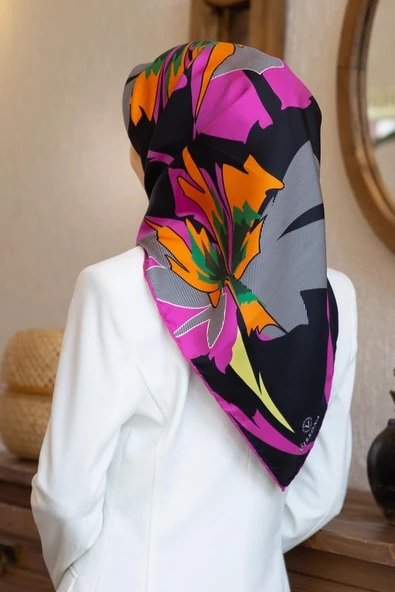 %100 Twill İpek Çiçek Desenli Siyah - Fuşya Renkli 90x90 Eşarp Dikim Şekli : El Dikişi ürün görseli 1