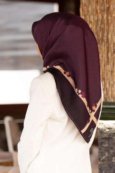 %100 Twill İpek Kenar Motifi Çiçek Desenli Şarabi - Bej Renkli 90x90 Eşarp Dikim Şekli : El Dikişi ürün görseli 1