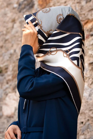 %100 Twill İpek Zincirli Ve Zebra Desenli Lacivert - Krem Renkli 90x90 Eşarp Dikim Şekli : El Dikişi ürün görseli 1