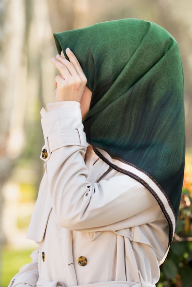 % 57 İPEK % 43 VİSKON Twill İpek Monogram Desenli Zümrüt Yeşili Renkli 90x90 Dikim Şekli : El Dikişi Eşarp ürün görseli 1
