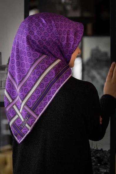%100 Twill İpek Monogram Desenli Lila - Lila Renkli 90x90 Eşarp Dikim Şekli : El Dikişi ürün görseli 1