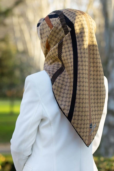 %57 İPEK %43 VİSKON Twill İpek Monogram Ve Şerit Desenli Bej - Siyah Renkli 90x90 Eşarp Dikim Şekli : El Dikişi ürün görseli 1