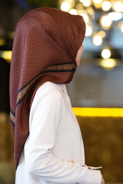 % 57 İPEK % 43 VİSKON Twill İpek Geometrik Desenli Taba - Siyah Renkli 90x90 Eşarp Dikim Şekli : El Dikişi ürün görseli 1