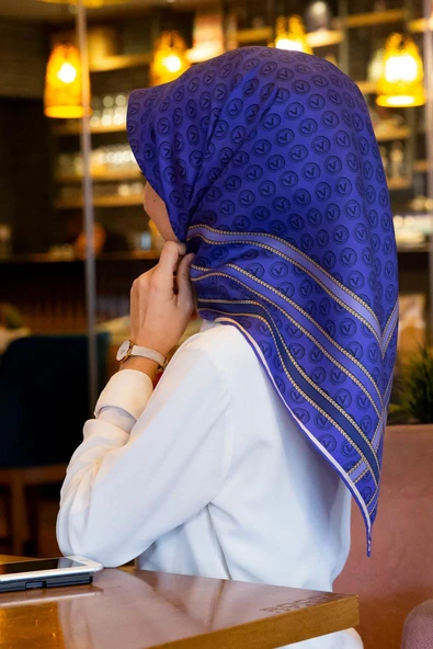 %100 Twill İpek Monogram Desenli Saks - Lacivert Renkli 90x90 Eşarp Dikim Şekli : El Dikişi ürün görseli 1