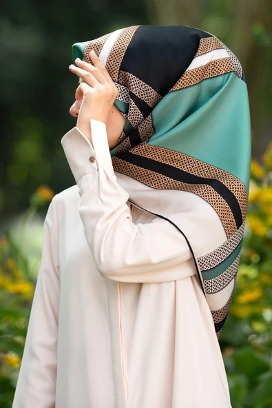 %100 Twill İpek Geometrik Desenli Siyah - Mint Yeşili Renkli 90x90 Eşarp Dikim Şekli : El Dikişi ürün görseli 1