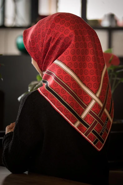 %100 Twill İpek Monogram Desenli Kırmızı - Siyah Renkli 90x90 Eşarp Dikim Şekli : El Dikişi ürün görseli 1