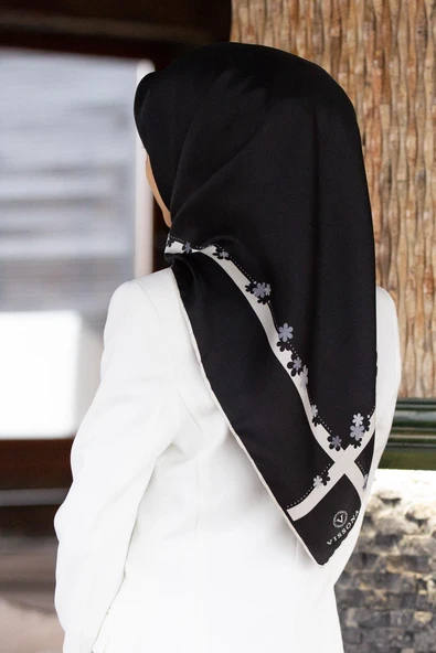 %100 Twill İpek Kenar Motifi Çiçek Desenli Siyah - Krem Renkli 90x90 Eşarp Dikim Şekli : El Dikişi ürün görseli 1