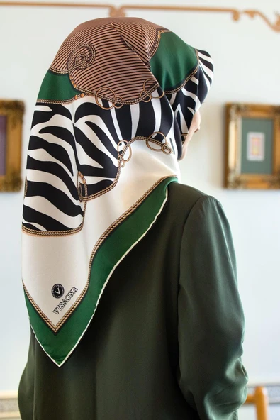 %100 Twill İpek Zincirli Ve Zebra Desenli Zümrüt Yeşili - Vizon Renkli 90x90 Eşarp Dikim Şekli : El Dikişi ürün görseli 1