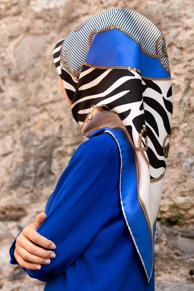 %100 Twill İpek Zincirli Ve Zebra Desenli Saks - Lacivert Renkli 90x90 Eşarp Dikim Şekli : El Dikişi ürün görseli 1