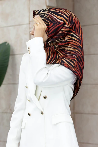 %100 Twill İpek Yaprak Desenli Siyah - Kırmızı Renkli 90x90 Eşarp Dikim Şekli : El Dikişi ürün görseli 1