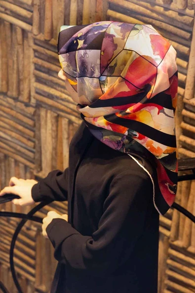 %100 Twill İpek Bahar Çiçekleri Desenli Siyah - Kırmızı Renkli 90x90 Eşarp Kenar Dikiş Şekli El Dikişli ürün görseli 1