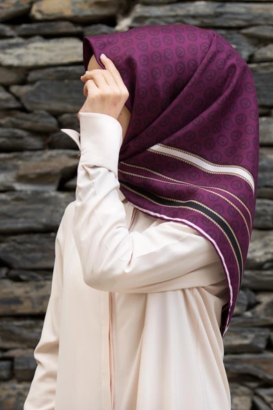 %100 Twill İpek Monogram Desenli Mürdüm - Siyah Renkli 90x90 Eşarp Dikim Şekli : El Dikişi ürün görseli 1