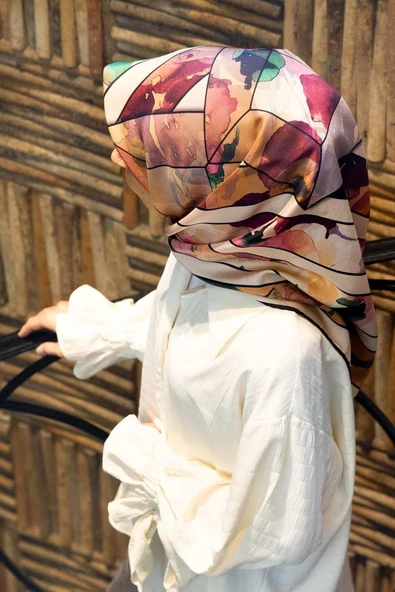 %100 Twill İpek Bahar Çiçekleri Desenli Gül Kurusu - Bej Renkli 90x90 Eşarp Kenar Dikiş Şekli El Dikişli ürün görseli 1