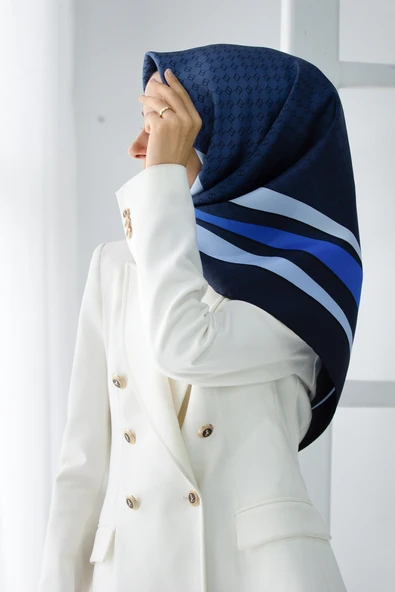 % 57 İPEK % 43 VİSKON Twill İpek Degrade Desenli Lacivert - İndigo Renkli 90x90 Eşarp Dikim Şekli : El Dikişi ürün görseli 1