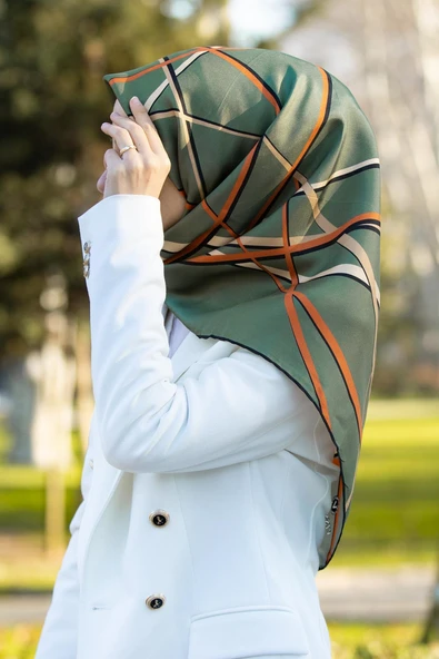 %57 İPEK %43 VİSKON Twill İpek Çizgili Desenli Çağla Yeşili - Taba Renkli 90x90 Eşarp Dikim Şekli : El Dikişi ürün görseli 1