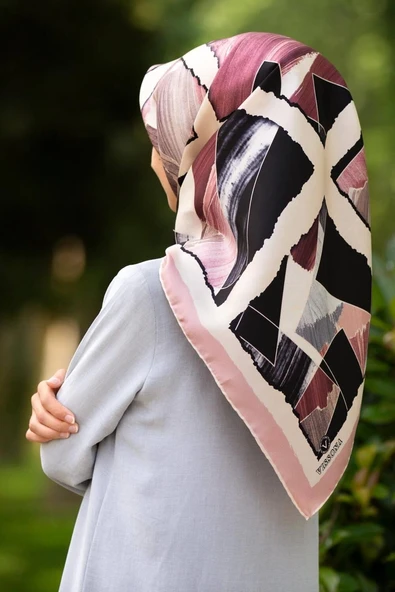 %100 Twill İpek Geometrik Desenli Pudra - Gri Renkli 90x90 Eşarp Dikim Şekli : El Dikişi ürün görseli 1