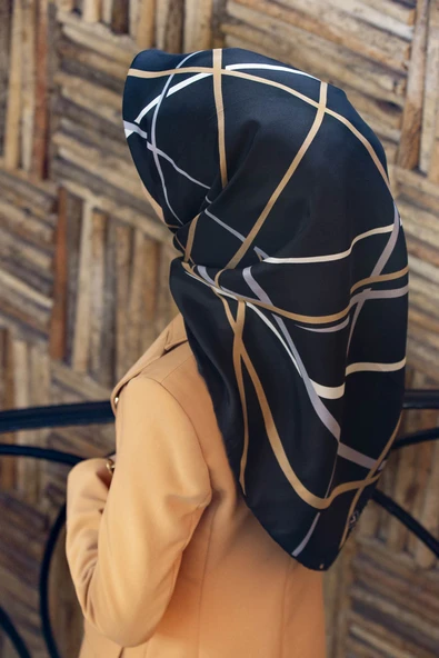 %57 İPEK %43 VİSKON Twill İpek Çizgili Desenli Siyah - Gold Renkli 90x90 Eşarp Dikim Şekli : El Dikişi ürün görseli 1