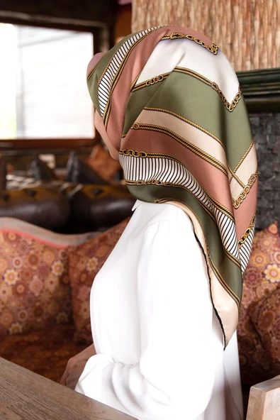 %100 Twill İpek Zincir Detaylı Geometrik Desenli Haki - Bakır Renkli 90x90 Eşarp Dikim Şekli : El Dikişi ürün görseli 1