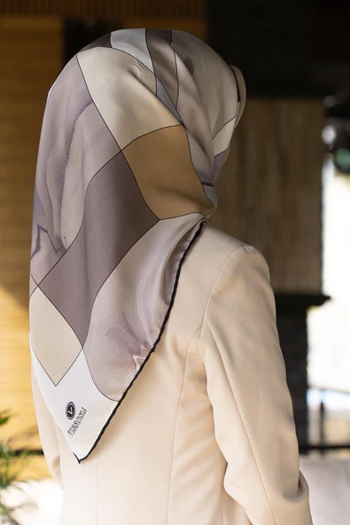 %100 Twill İpek Geometrik Desenli Bej - Gri  Renkli 90x90 Eşarp Dikim Şekli : El Dikişi ürün görseli 1