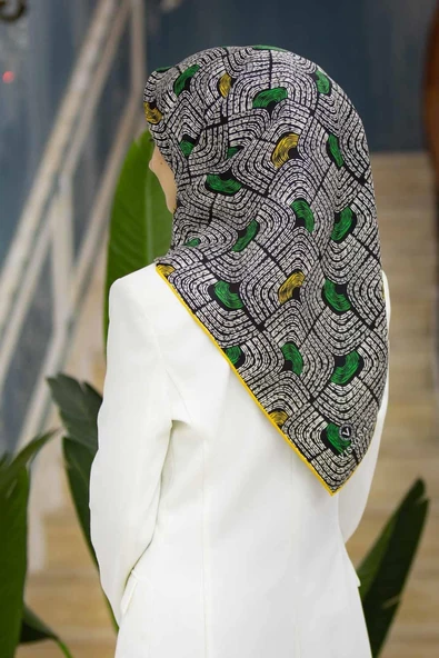 %100 Twill İpek Geometrik Desenli Sarı - Siyah Renkli 90x90 Eşarp Dikim Şekli : El Dikişi ürün görseli 1