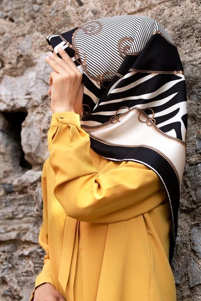 %100 Twill İpek Zincirli Ve Zebra Desenli Krem - Siyah Renkli 90x90 Eşarp Dikim Şekli : El Dikişi ürün görseli 1