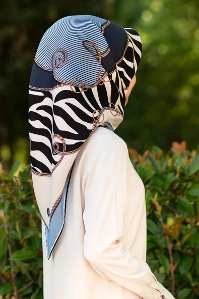 %100 Twill İpek Zincirli Ve Zebra Desenli Bebe Mavisi - Lacivert Renkli 90x90 Eşarp Dikim Şekli : El Dikişi ürün görseli 1