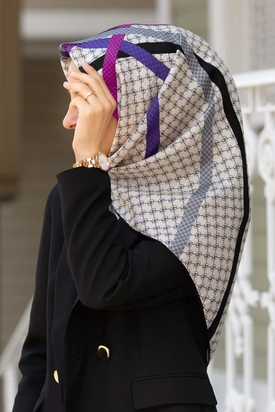 %100 Twill İpek Monogram Ve Şerit Desenli Fuşya - Siyah Renkli 90x90 Eşarp Dikim Şekli : El Dikişi ürün görseli 1