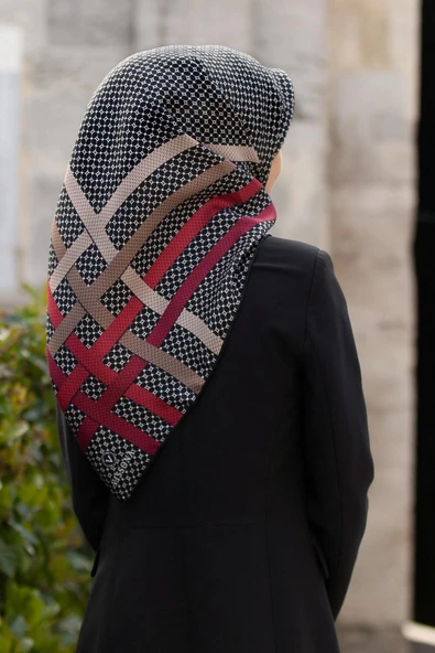 %100 Twill İpek Bantlı Monogram Desenli Siyah - Kırmızı Renkli 90x90 Eşarp Dikim Şekli : El Dikişi ürün görseli 1