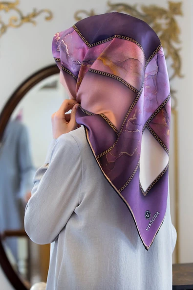 % 57 İPEK % 43 VİSKON Twill İpek Efektli Bant Desenli Mor - Pudra Renkli 90x90 Eşarp Dikim Şekli : El Dikişi ürün görseli 1