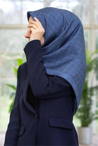 100% Twill İpek Etnik Motif Desenli İndigo - Lacivert Renkli 90x90 Dikim Şekli : El Dikişi Eşarp ürün görseli 1