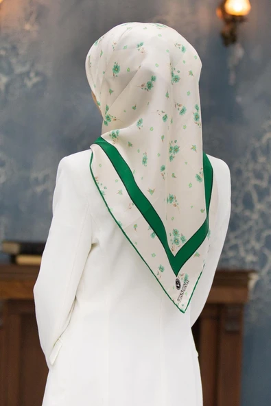100% Twill İpek Bordürlü Çıtır Çiçek Desenli Zümrüt Yeşili Renkli 90x90 Dikim Şekli : El Dikişi Eşarp ürün görseli 1