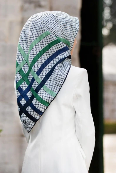 %100 Twill İpek Bantlı Monogram Desenli Zümrüt Yeşili - Lacivert Renkli 90x90 Eşarp Dikim Şekli : El Dikişi ürün görseli 1