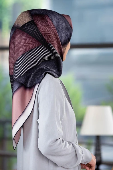%100 Twill İpek Dokulu ve Geometrik Desenli Pudra - Gri Renkli 90x90 Eşarp Dikim Şekli : El Dikişi ürün görseli 1
