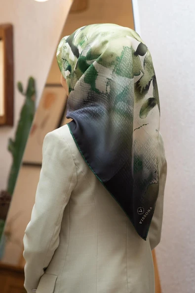 %100 Twill İpek Suluboya Çiçek Desenli Zümrüt Yeşili - Haki Yeşili Renkli 90x90 Eşarp Dikim Şekli : El Dikişi ürün görseli 1