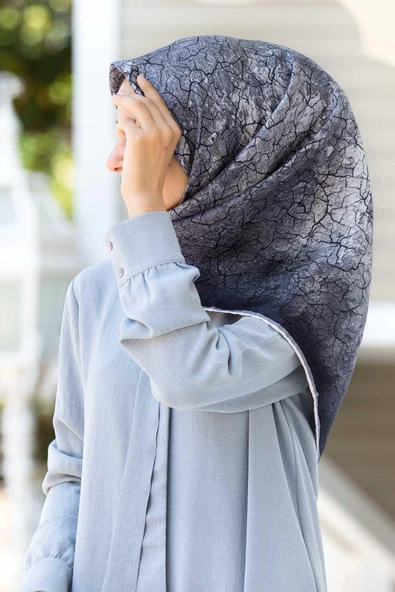 % 57 İPEK % 43 VİSKON Twill İpek Bulut  Desenli Füme Renkli 90x90 Eşarp Dikim Şekli : El Dikişi ürün görseli 1