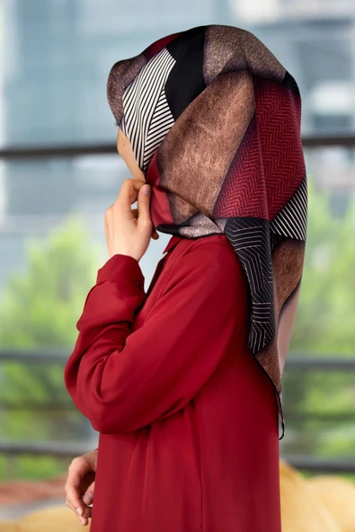 %100 Twill İpek Dokulu ve Geometrik Desenli Bordo - Bej Renkli 90x90 Eşarp Dikim Şekli : El Dikişi ürün görseli 1