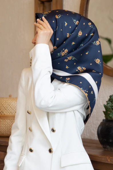 % 57 İPEK % 43 VİSKON Twill İpek Çıtır Çiçek Desenli Lacivert - Gold Renkli 90x90 Eşarp Dikim Şekli : El Dikişi ürün görseli 1