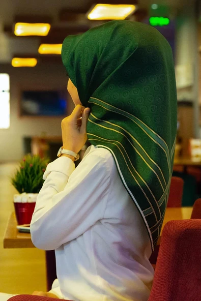 %100 Twill İpek Monogram Desenli Zümrüt Yeşili - Mint Yeşili Renkli 90x90 Eşarp Dikim Şekli : El Dikişi ürün görseli 1