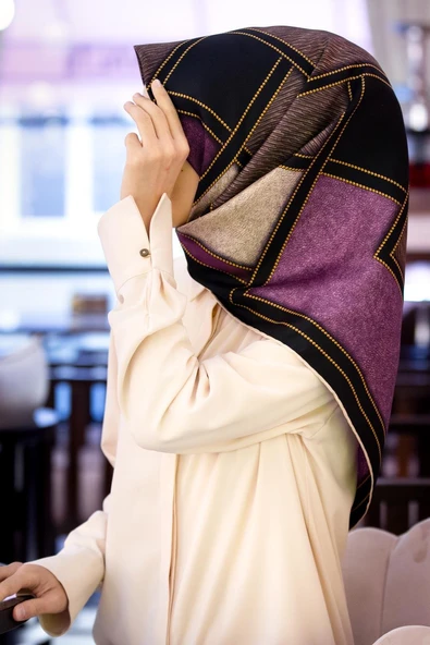 100% Twill İpek Gold Detaylı Kare Desenli Siyah - Mürdüm Renkli 90x90 Dikim Şekli : El Dikişi ürün görseli 1