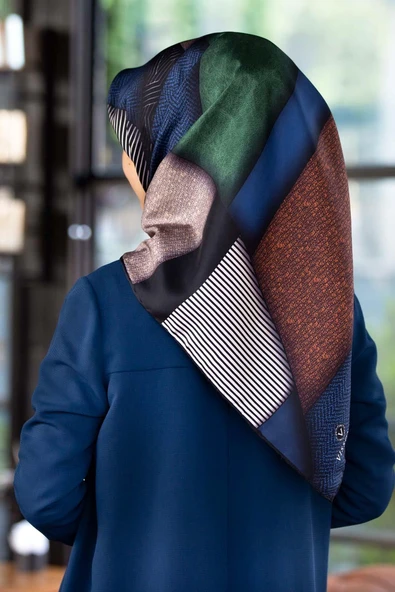 %100 Twill İpek Dokulu ve Geometrik Desenli Lacivert - Zümrüt Yeşili Renkli 90x90 Eşarp Dikim Şekli : El Dikişi ürün görseli 1