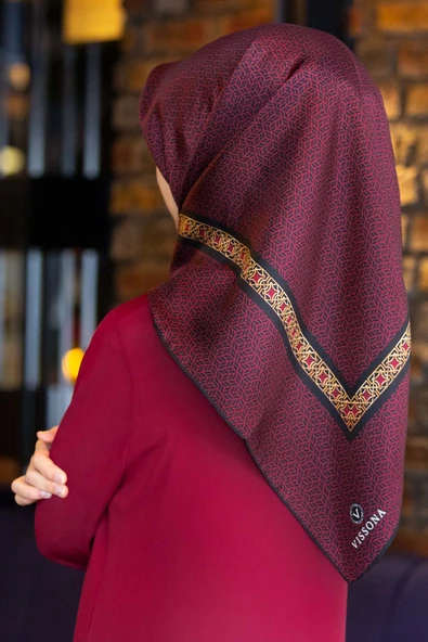 % 57 İPEK % 43 VİSKON Twill İpek Geometrik Desenli Bordo - Siyah Renkli 90x90 Eşarp Dikim Şekli : El Dikişi ürün görseli 1