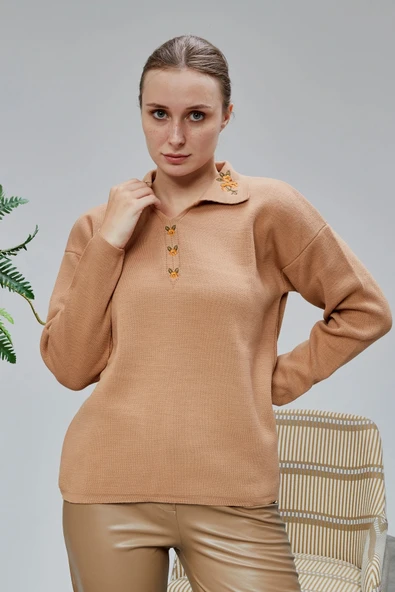 Kadın Polo Yaka Oversize Çiçek Nakışlı Triko Kazak Vizon ürün görseli 1