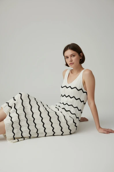 NEWCO Siyah Beyaz V Yaka Zig Zag Desenli Örgü Askılı Astarlı Bodycon Elbise Midi/Maksim - Beyaz ürün görseli 1