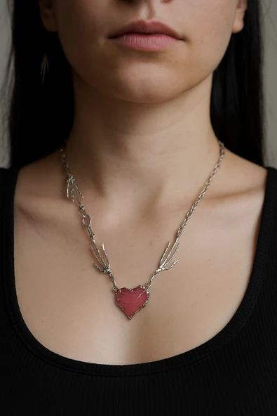 İskelet El Figürlü Pembe Kalpli Gotik Kolye – Unisex Metal Zincirli Alternatif Tasarım ürün görseli 1