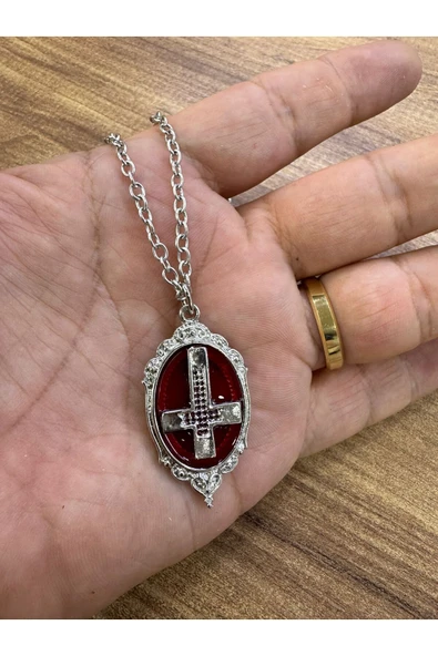 Vintage Kırmızı Taşlı Gotik Haç Kolye – Unisex Metal Zincirli Alternatif Tasarım ürün görseli 1